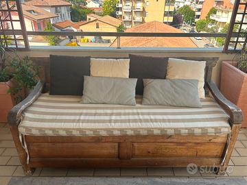 Divano da esterno in legno con cuscini completo