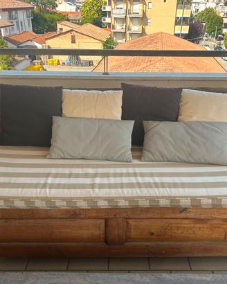 Divano da esterno in legno con cuscini completo