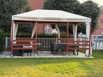 Gazebo tavoli sedie divanetto tavolino