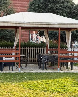 Gazebo tavoli sedie divanetto tavolino