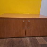 Mobile basso a due ante in legno