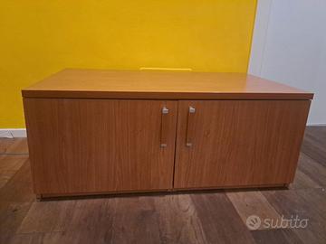 Mobile basso a due ante in legno