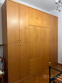 grande armadio in legno 