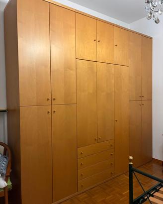 grande armadio in legno 