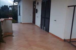 Villetta con giardino, capannone e terreno