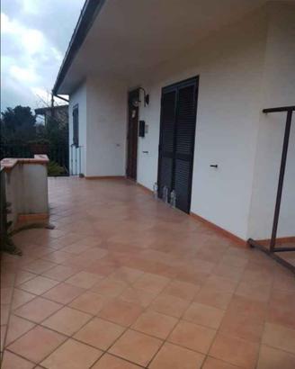 Villetta con giardino, capannone e terreno