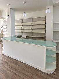 Scaffalature modulari e bancone reception