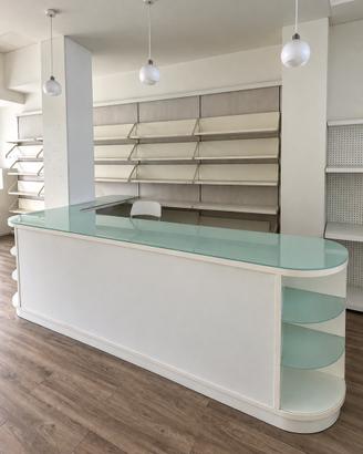 Scaffalature modulari e bancone reception