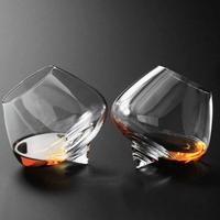 Bicchieri da whisky in cristallo che ruotano