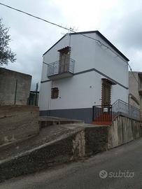 Casa indipendente su due piani con annesso terreno