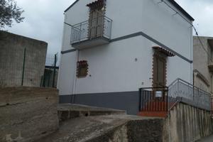 Casa indipendente su due piani con annesso terreno