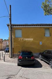 STABILE CON GIARDINO E GARAGE