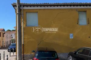 STABILE CON GIARDINO E GARAGE