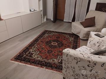 tappeto con tavolino  lampada 