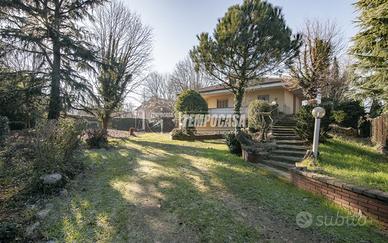VILLA SINGOLA CON AMPIO GIARDINO PRIVATO!