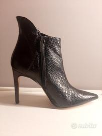 Stivaletto nero effetto pitone Identità