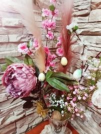 Decorazione primaverile con fiori e vaso in crista