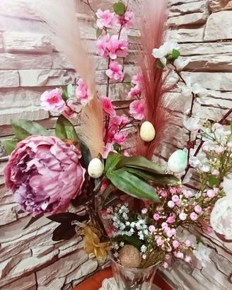 Decorazione primaverile con fiori e vaso in crista
