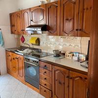 Cucina in legno con fornello SMEG e forno a gas