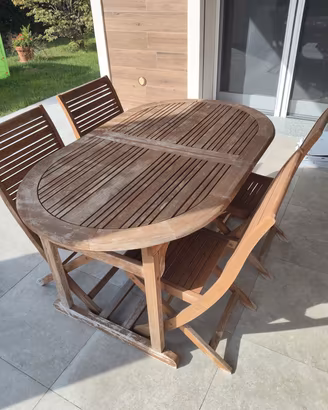Tavolo e sedie da giardino