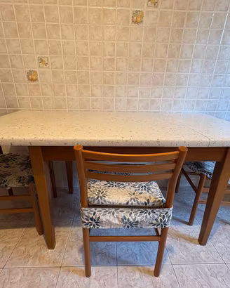 TAVOLO QUADRATO CON 4 SEDIE PER CUCINA