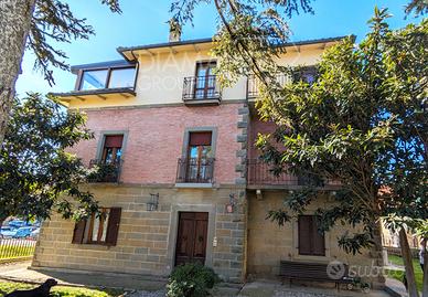 Villa indipendente con 3 appartamenti con giardino