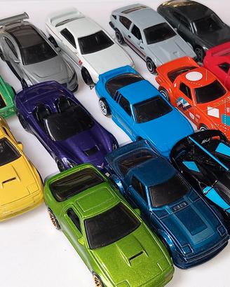 16 modelli Hotwheels 1/64 non giocati