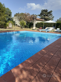 Villa immersa nel verde con piscina e tennis