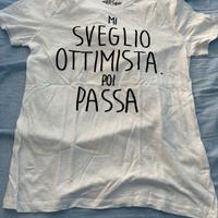 Maglietta unisex donna/uomo con scritte.