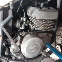 motore Benelli bicilindrico 125 