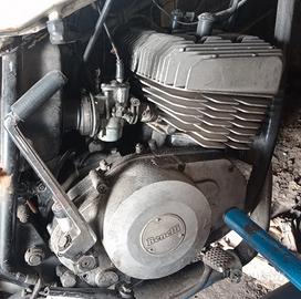 motore Benelli bicilindrico 125 