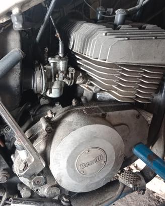 motore Benelli bicilindrico 125 