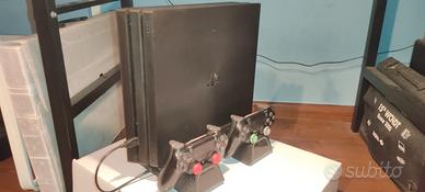 PS4 Pro + due controller e base verticale