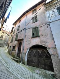 Rustico / Casale di 200 m² con più di 5 locali e b