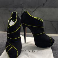 Scarpe Casadei in suede nero con profili fluo
