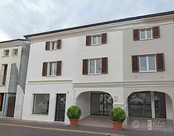 Casa indipendente di 390 m² con più di 5 locali a 