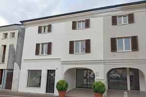 Casa indipendente di 390 m² con più di 5 locali a 