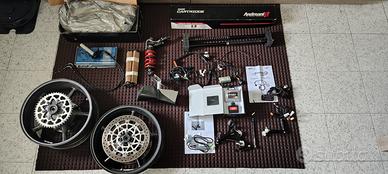 accessori pista Triumph street triple/Daytona 675