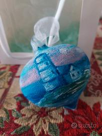 Sfera in vetro diventa a mano