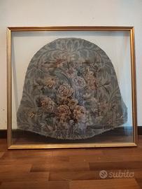 cornice dorata con stoffa antica 