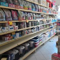 scaffale negozio di animali 