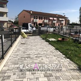 CASA BIFAMILIARE A SCHIERA DISPOSTA SU DUE LIVELLI