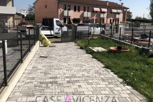 CASA BIFAMILIARE A SCHIERA DISPOSTA SU DUE LIVELLI