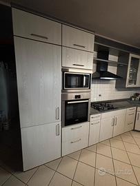 Cucina Angolare Moderna con elettrodomestici