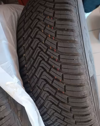 2 gomme quattro stagioni nuove 215/65 R17