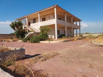 Tenuta panoramica con fabbricato vista mare