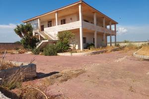 Tenuta panoramica con fabbricato vista mare