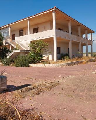 Tenuta panoramica con fabbricato vista mare