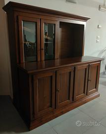 Libreria in legno massiccio finemente rifinita