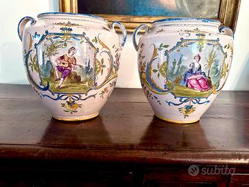 Coppia di vasi antichi in Majolica